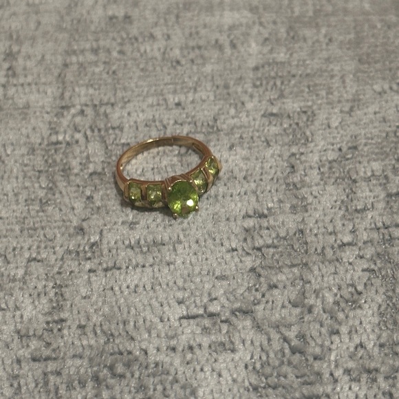 10K Yellow Gold Peridot Ring Size 7 - Picture 2 of 8